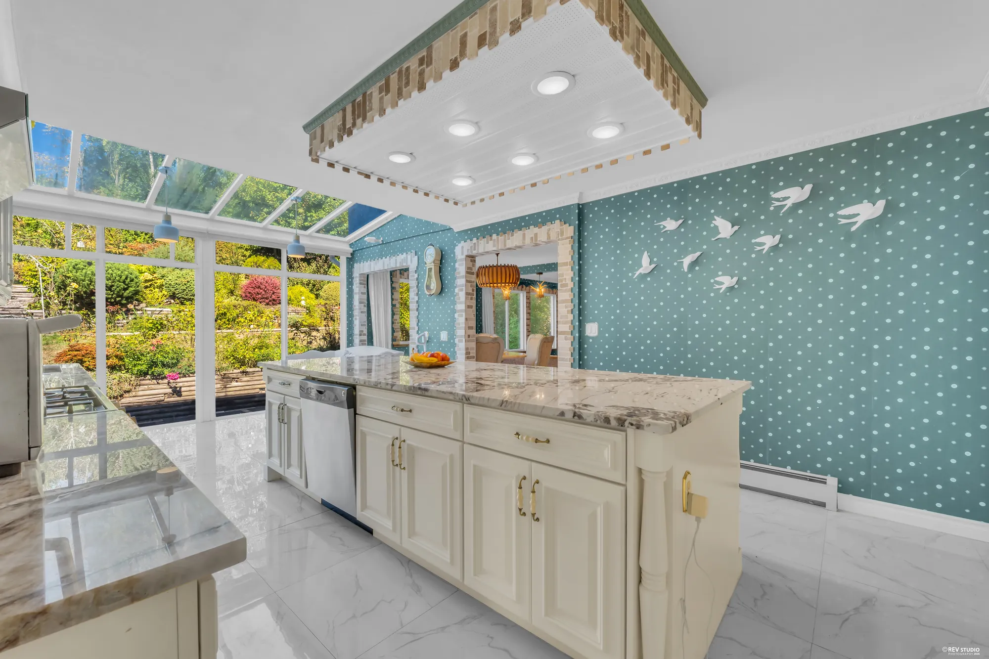 The island toward the nook and the garden, the dishwasher in the island